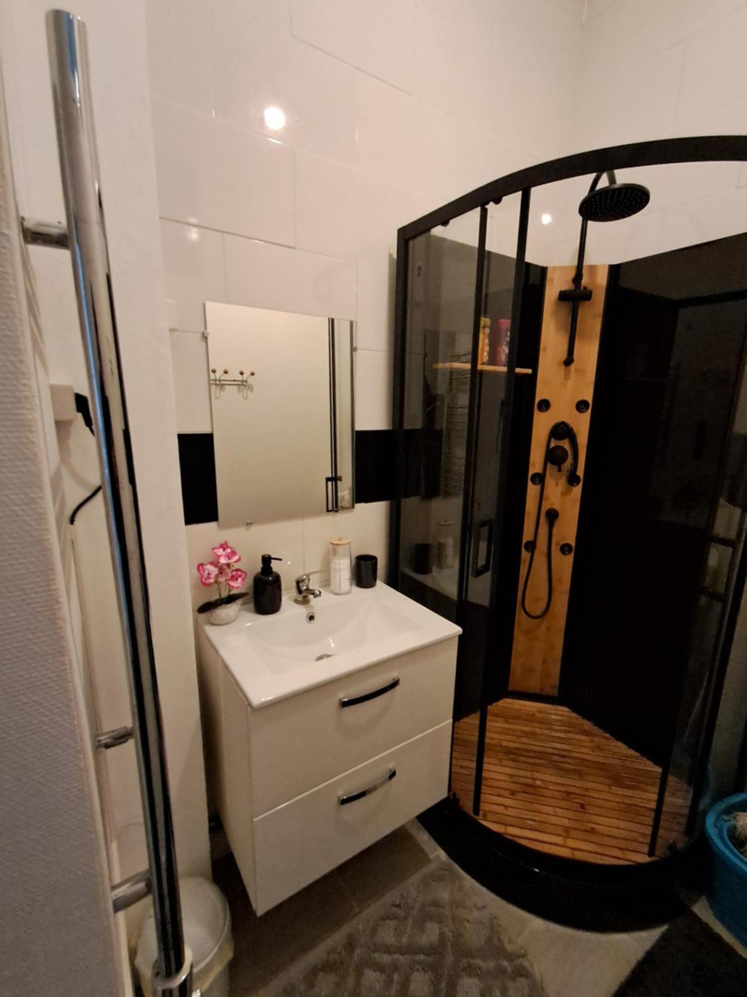 Location A Apartment *